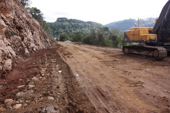Seguem as obras na estrada que liga Araripe/Araújo em Garibaldi