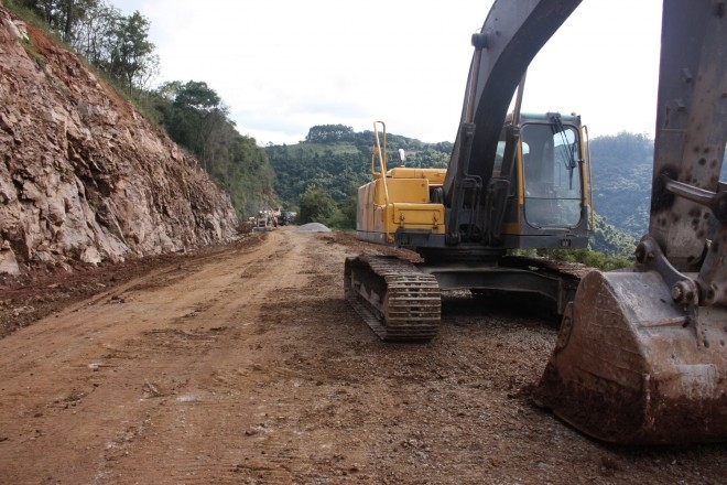 Seguem as obras na estrada que liga Araripe/Araújo em Garibaldi
