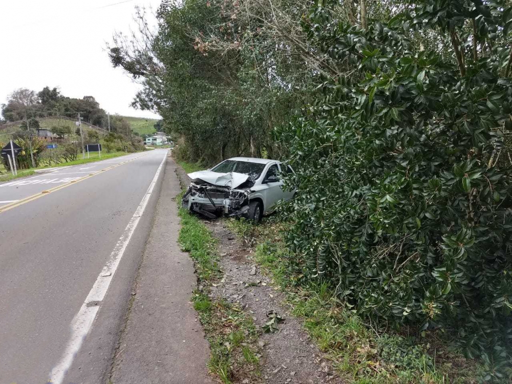 Carro sai da pista, bate em árvore e motorista fica ferido na ERS-431