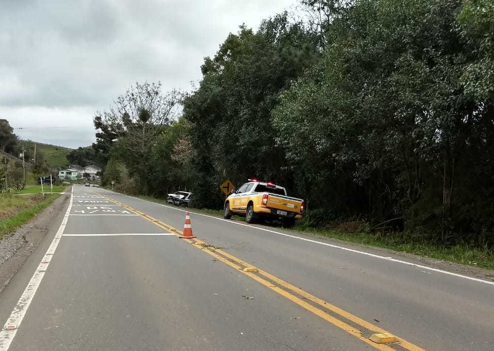 Carro sai da pista, bate em árvore e motorista fica ferido na ERS-431