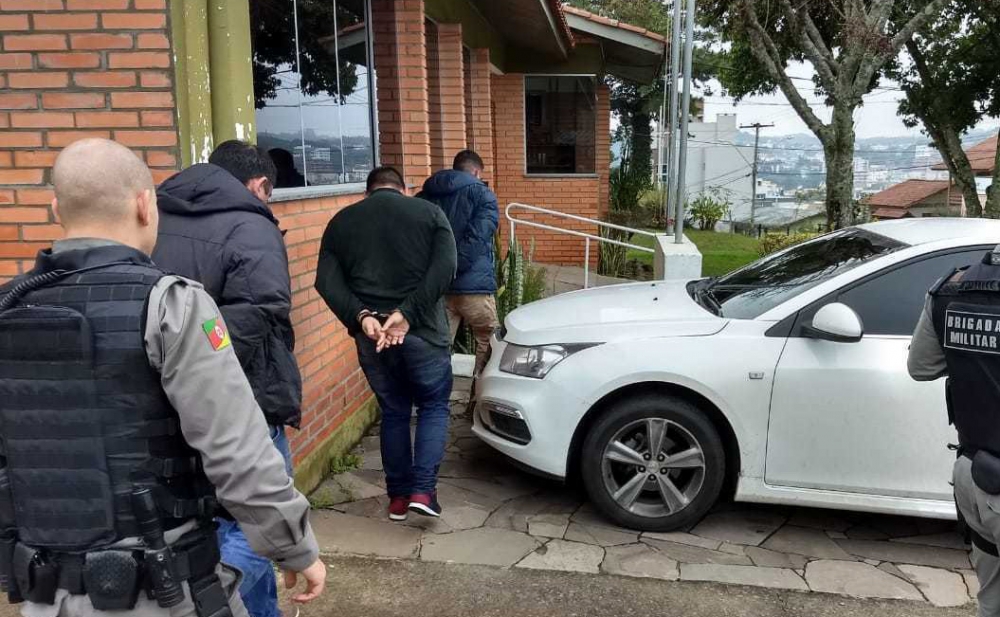 Homens são presos após tentativa de golpe e fuga em alta velocidade