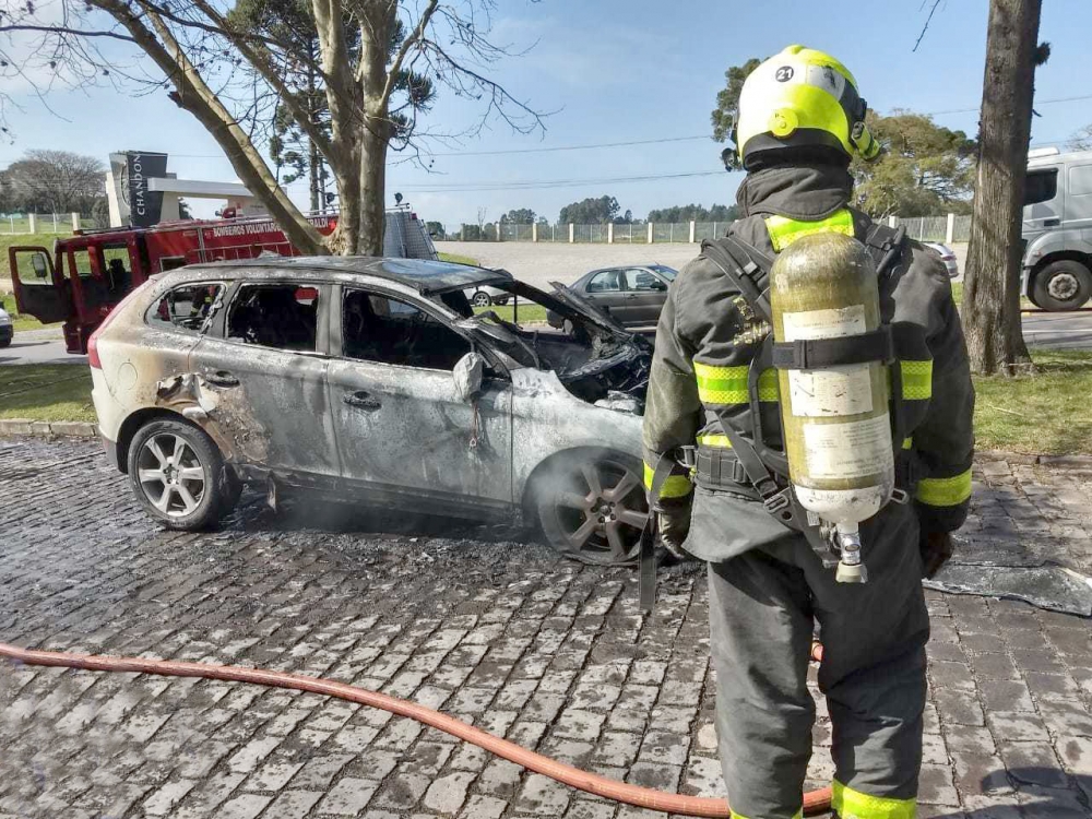 Susto na subida da Chandon: Condutora saí do veículo em chamas