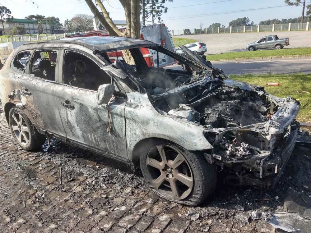 Susto na subida da Chandon: Condutora saí do veículo em chamas