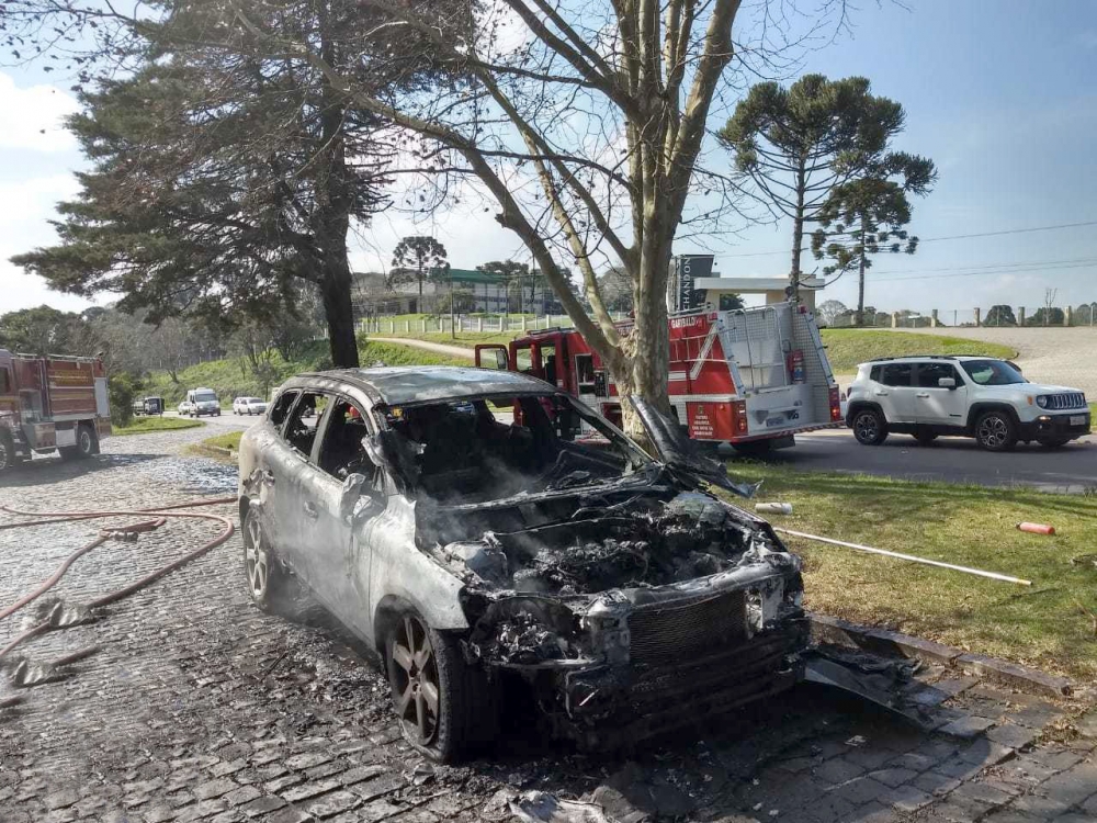 Susto na subida da Chandon: Condutora saí do veículo em chamas