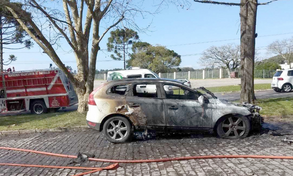 Susto na subida da Chandon: Condutora saí do veículo em chamas