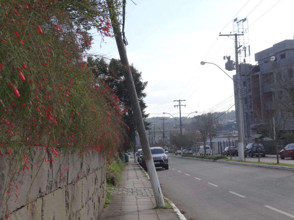 Poste prestes a cair na Buarque de Macedo em Garibaldi