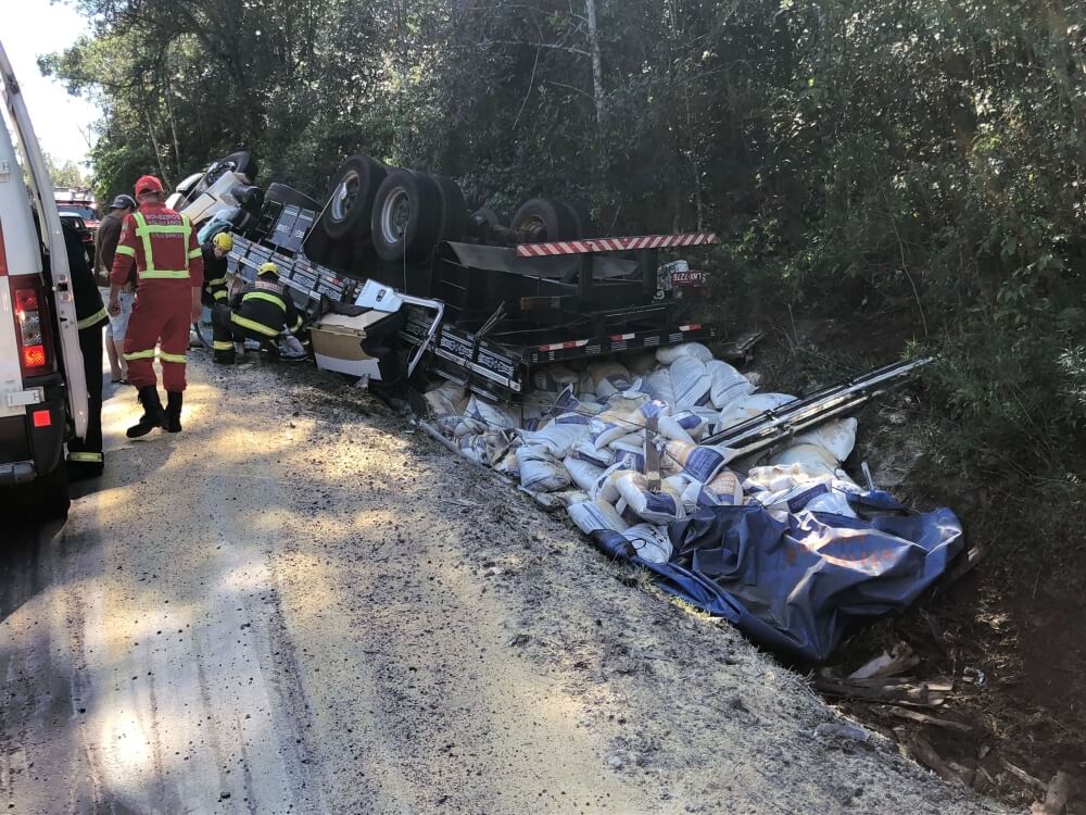 Motorista fica ferido após tombar caminhão na BR 470