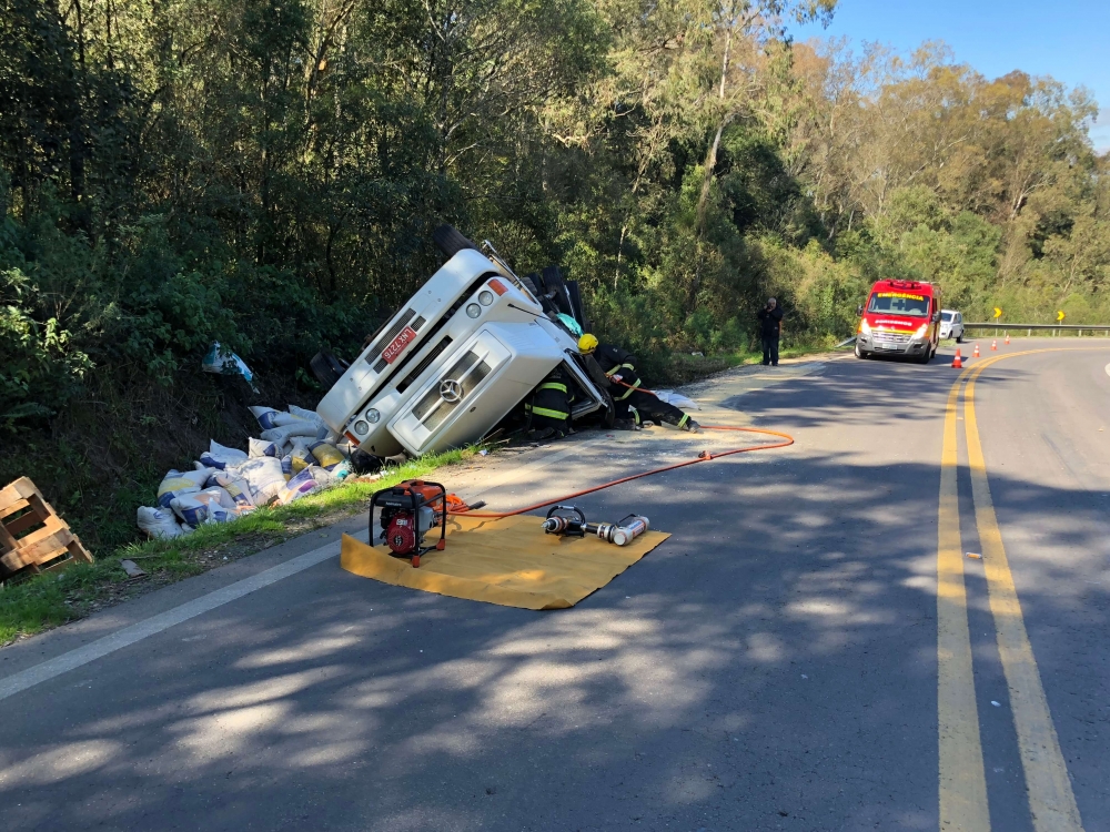 Motorista fica ferido após tombar caminhão na BR 470