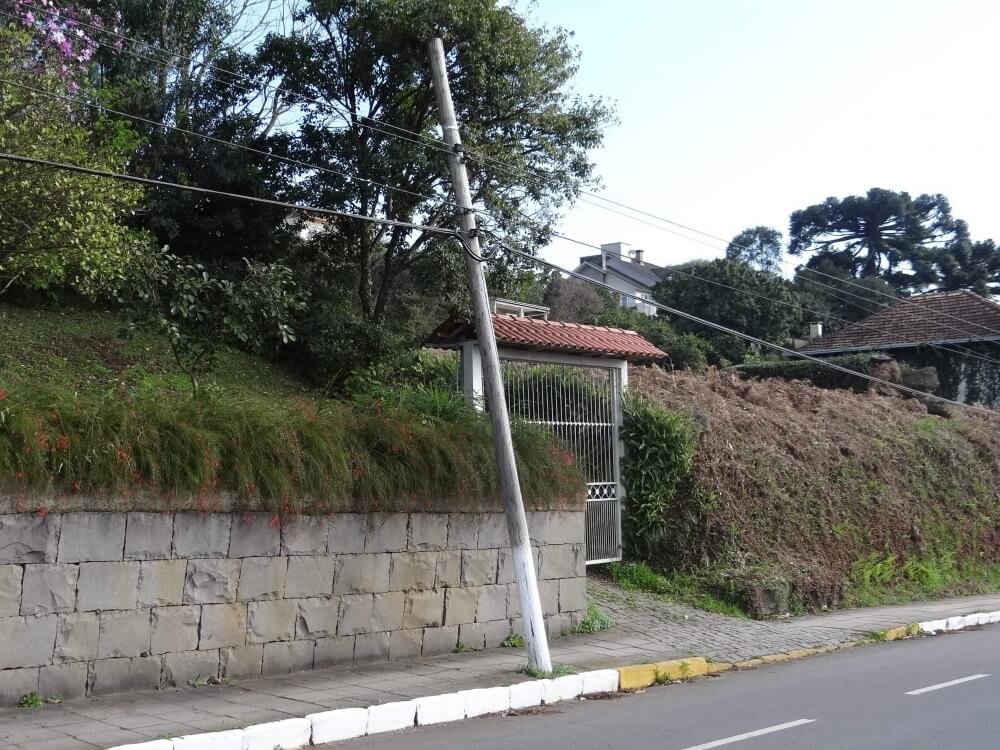 Prefeitura notifica empresa OI pelo poste na Buarque de Macedo