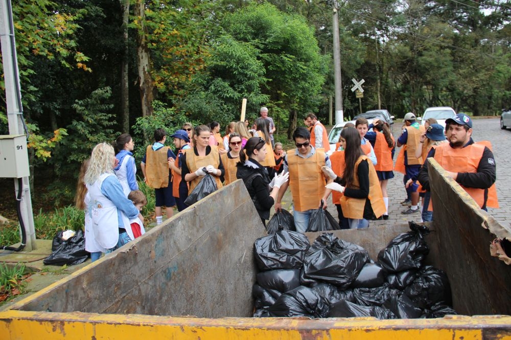 Voluntários realizam ação de limpeza na BR- 470 neste sábado