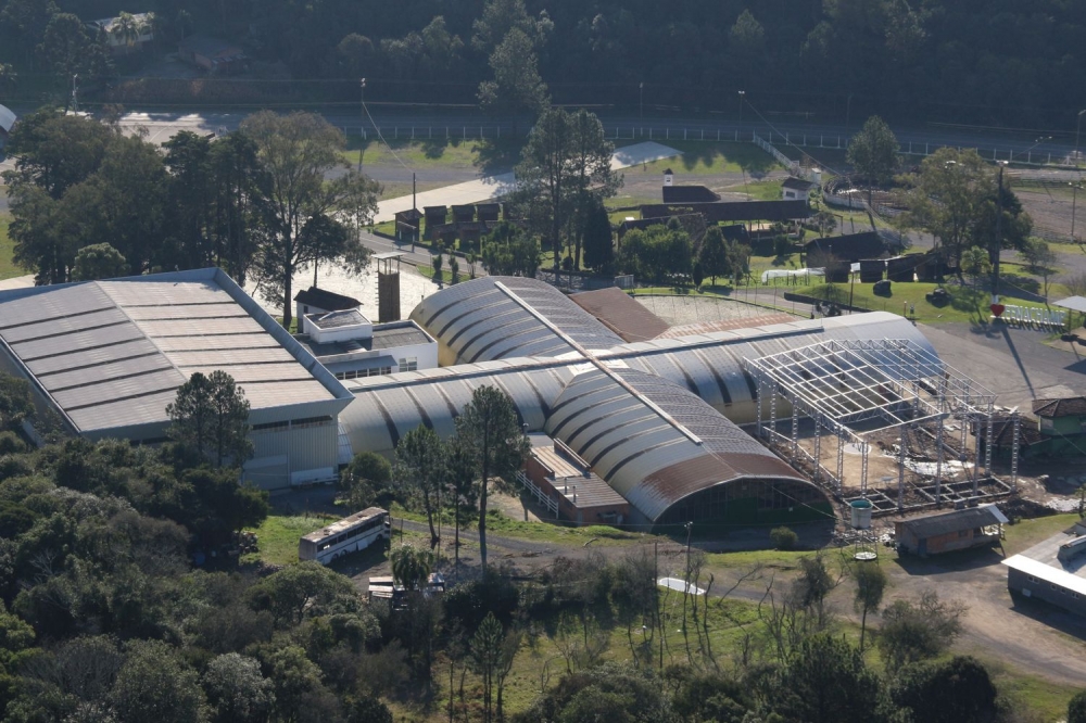 Nova estrutura metálica é montada nos Pavilhões da Fenachamp