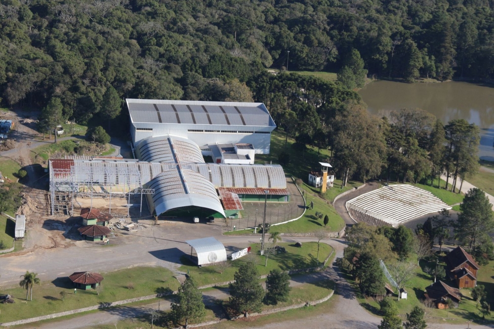 Nova estrutura metálica é montada nos Pavilhões da Fenachamp