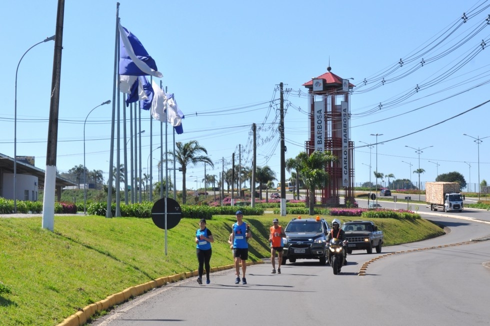 Carlos Barbosa recebe centelha do Fogo Simbólico no dia 24