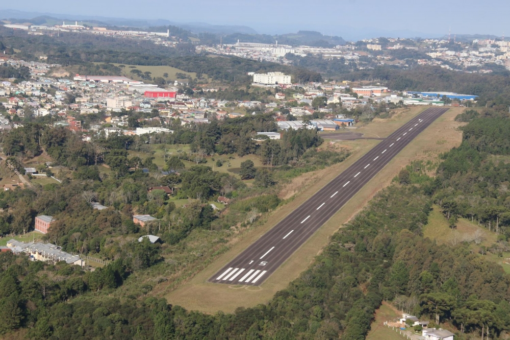 Sinalização e pintura na pista do aeródromo de Garibaldi é feita