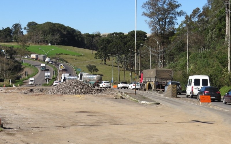 Remoção da antiga praça de pedágio na ERS-122 deve durar mais uma semana