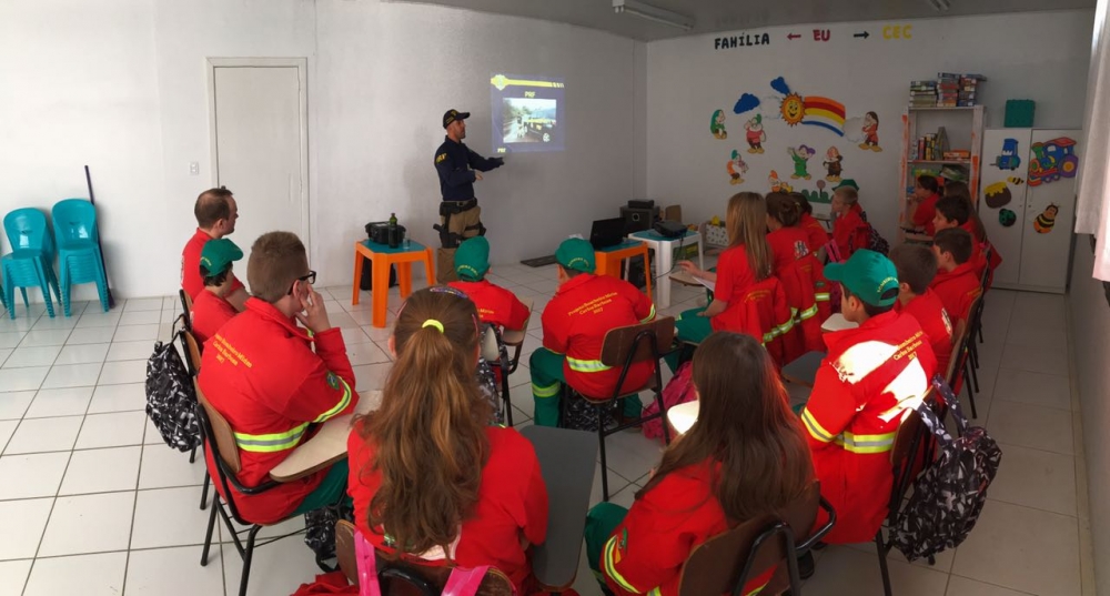 Bombeiros Mirins de Carlos Barbosa com palestras sobre trânsito