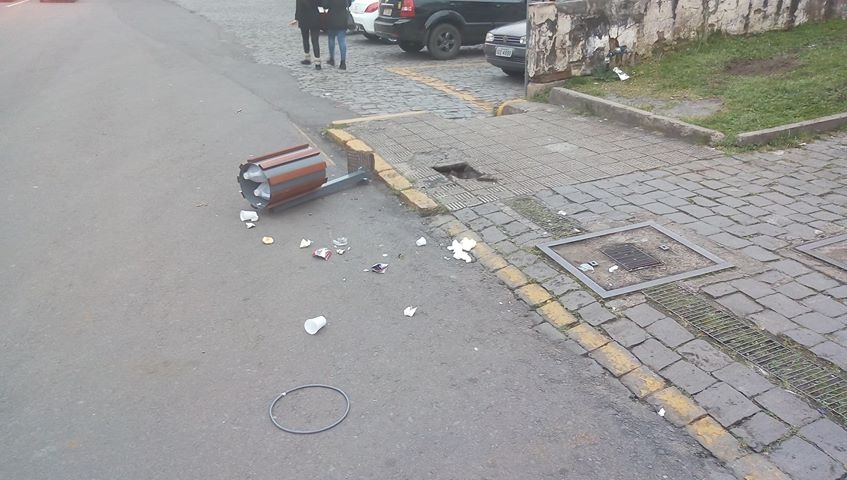 Vândalos depredam nova lixeira instalada pela prefeitura em Garibaldi