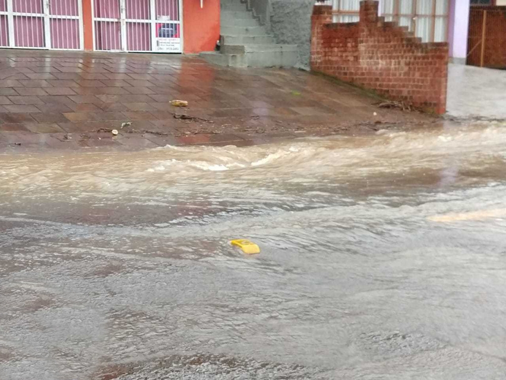 Com mais de 60 milímetros de chuva, Bento registra alagamentos e deslizamentos