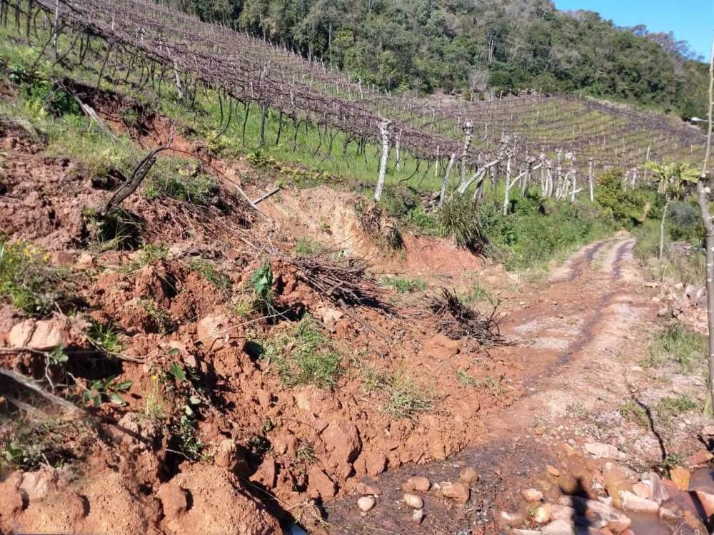 Após deslizamento, famílias ficam isoladas no interior de Bento Gonçalves