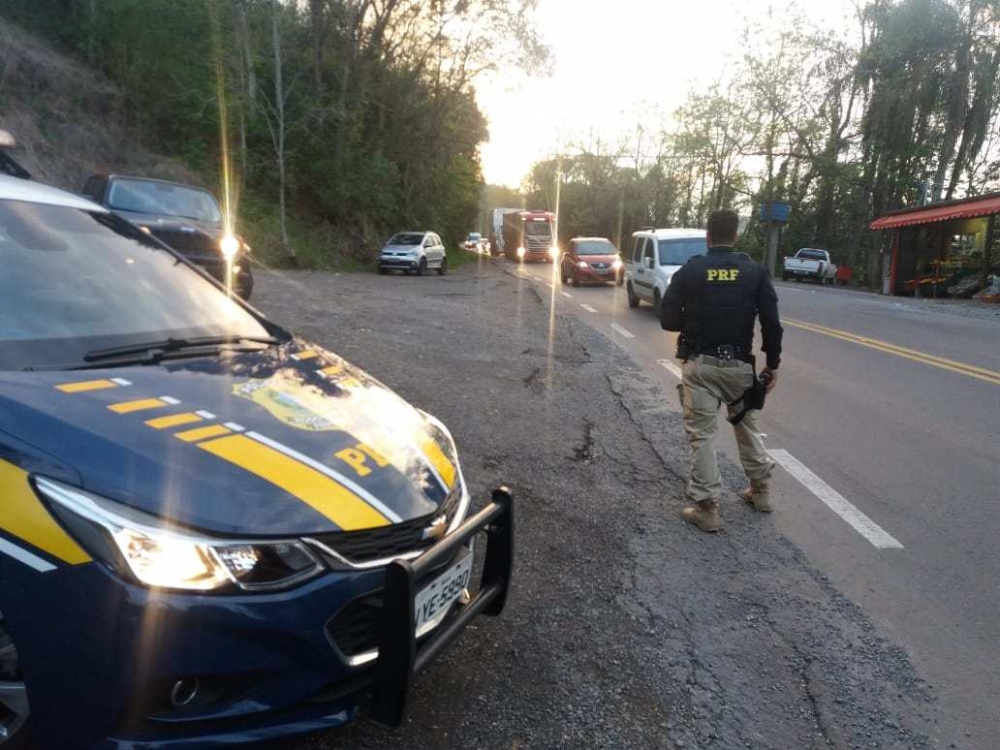 Pelo menos 30 motoristas são autuados por ultrapassagem proibida na BR 470