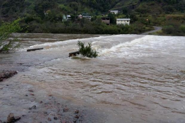Ponte que liga Bento Gonçalves a Cotiporã segue submersa 