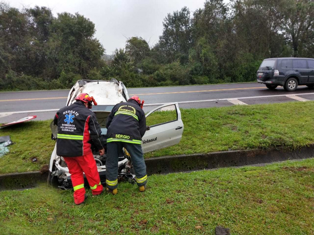 Veículo da empresa Telasul desce barranco e capota as margens da BR 470