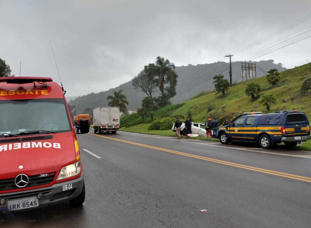 Veículo da empresa Telasul desce barranco e capota as margens da BR 470