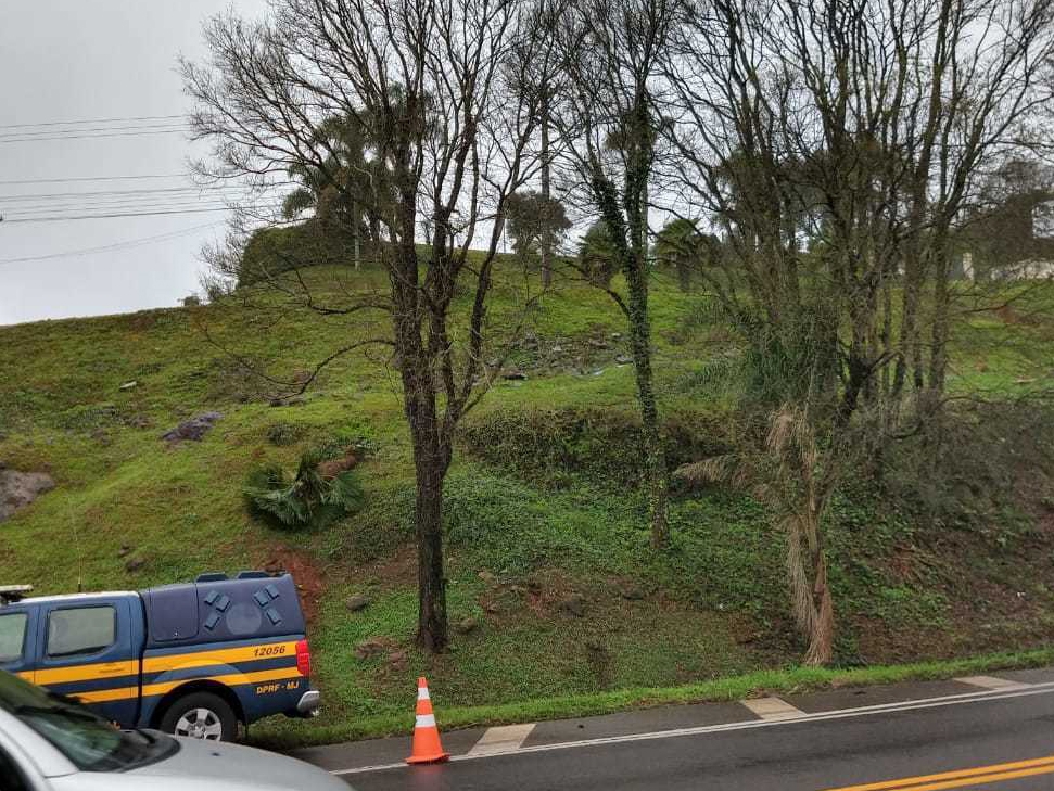 Veículo da empresa Telasul desce barranco e capota as margens da BR 470