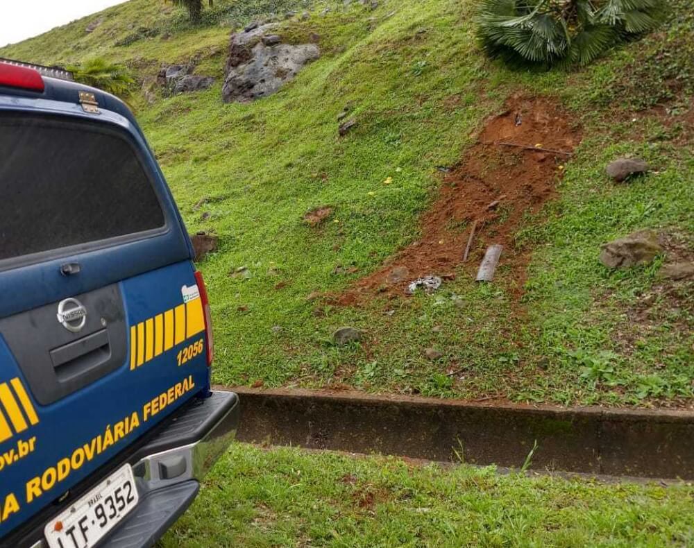 Veículo da empresa Telasul desce barranco e capota as margens da BR 470