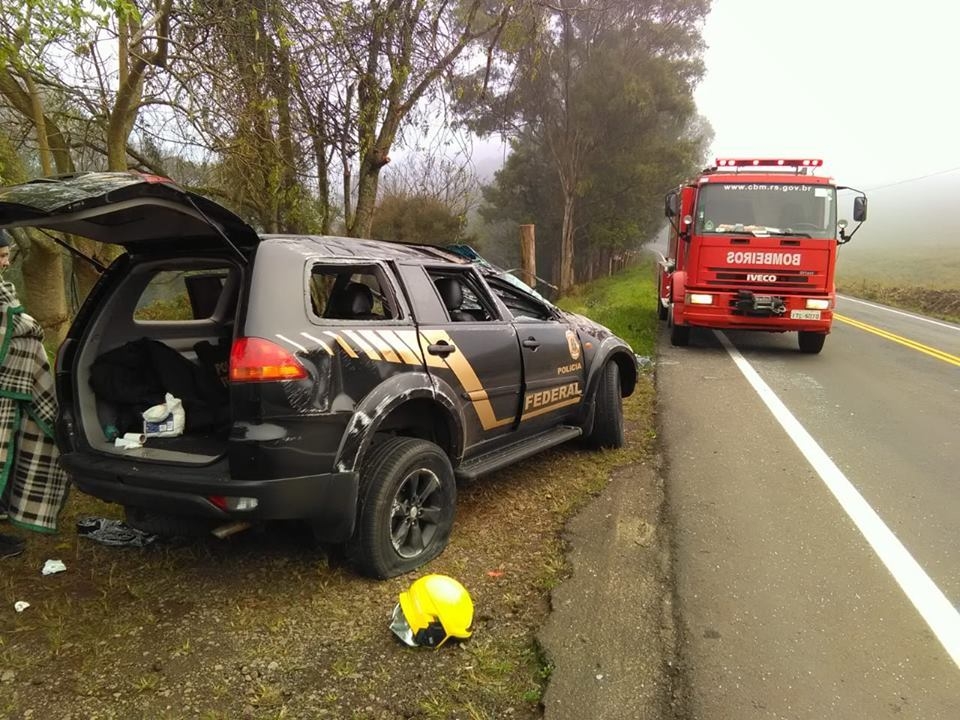 Viatura da Polícia Federal capota  na ERS-431