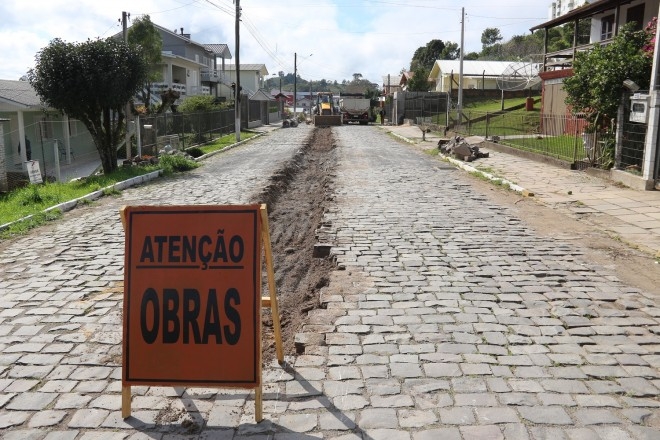 Obras de drenagem são retomadas na rua Victório De Negri em Garibaldi