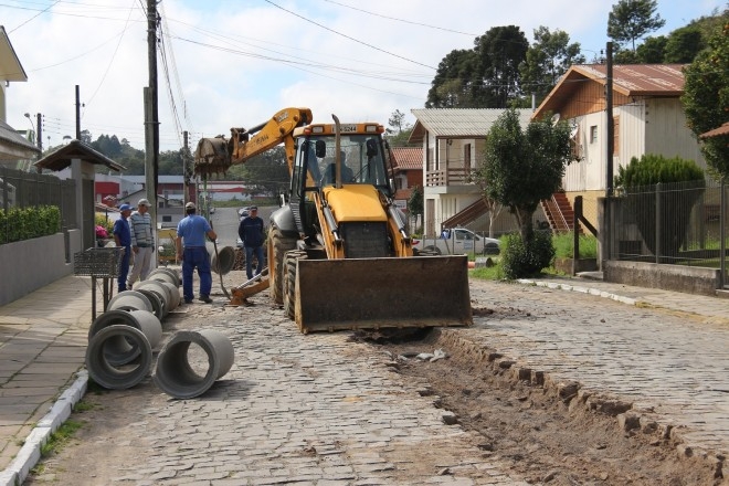 Obras de drenagem são retomadas na rua Victório De Negri em Garibaldi