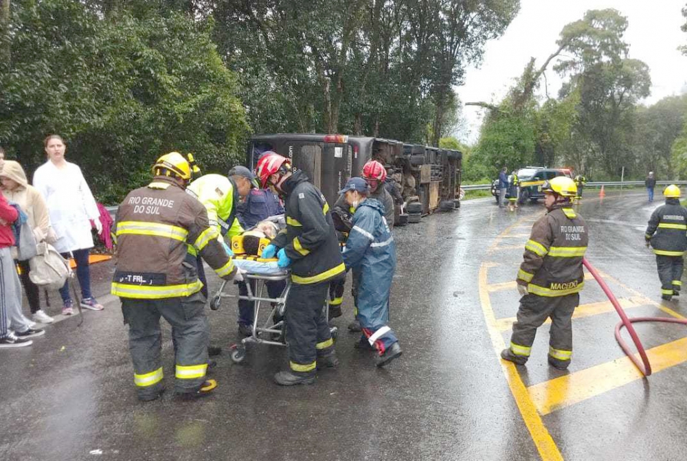 Acidente com ônibus na Serra das Antas deixa 30 pessoas feridas