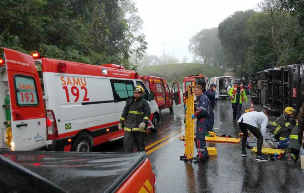 Acidente com ônibus na Serra das Antas deixa 30 pessoas feridas