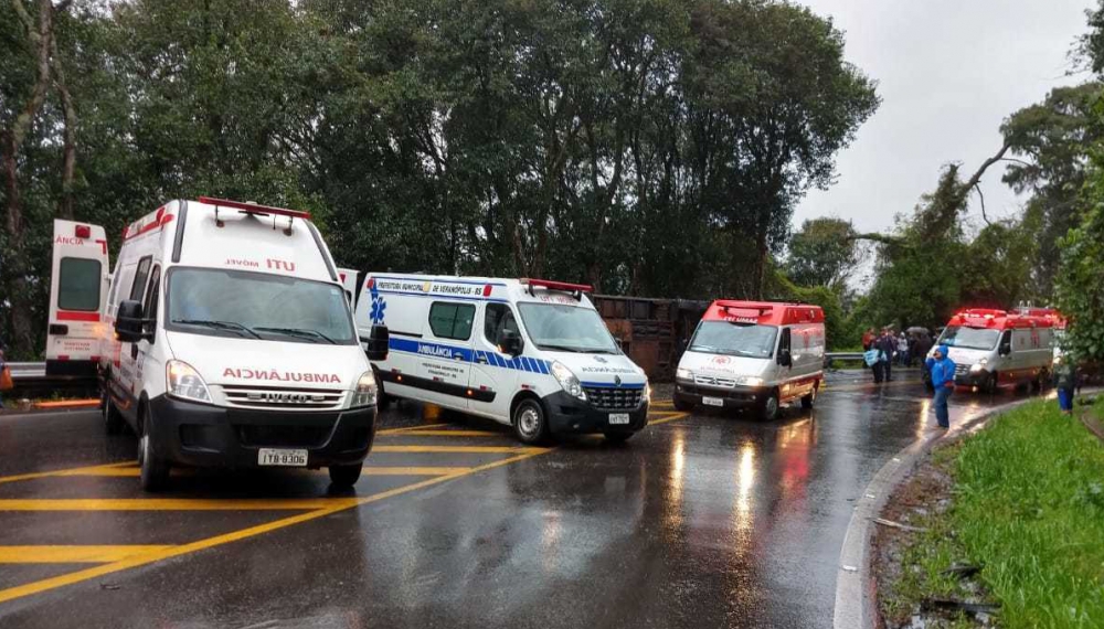 Acidente com ônibus na Serra das Antas deixa 30 pessoas feridas