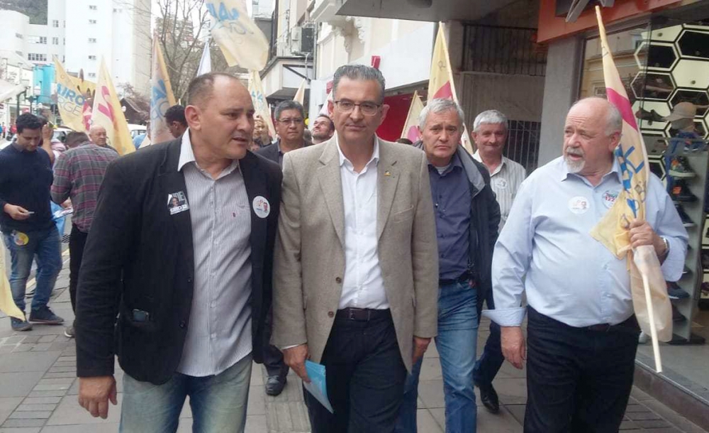 Candidato Jairo Jorge faz caminhada pelo comércio de Bento Gonçalves