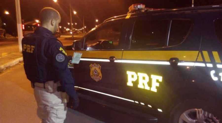 Motorista embriagado é preso após tentar fugir da PRF