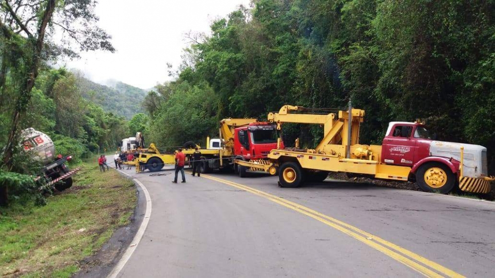 Remoção de caminhão deixa trânsito bloqueado na BR-470 entre Bento e Veranópolis