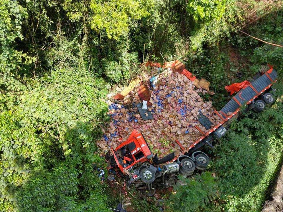 Pessoas saqueiam carga de caminhão acidentado na ERS 446