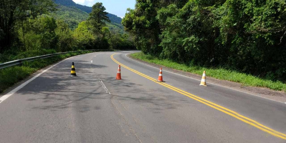 ERS-446 em Carlos Barbosa é totalmente bloqueada para remoção de carreta