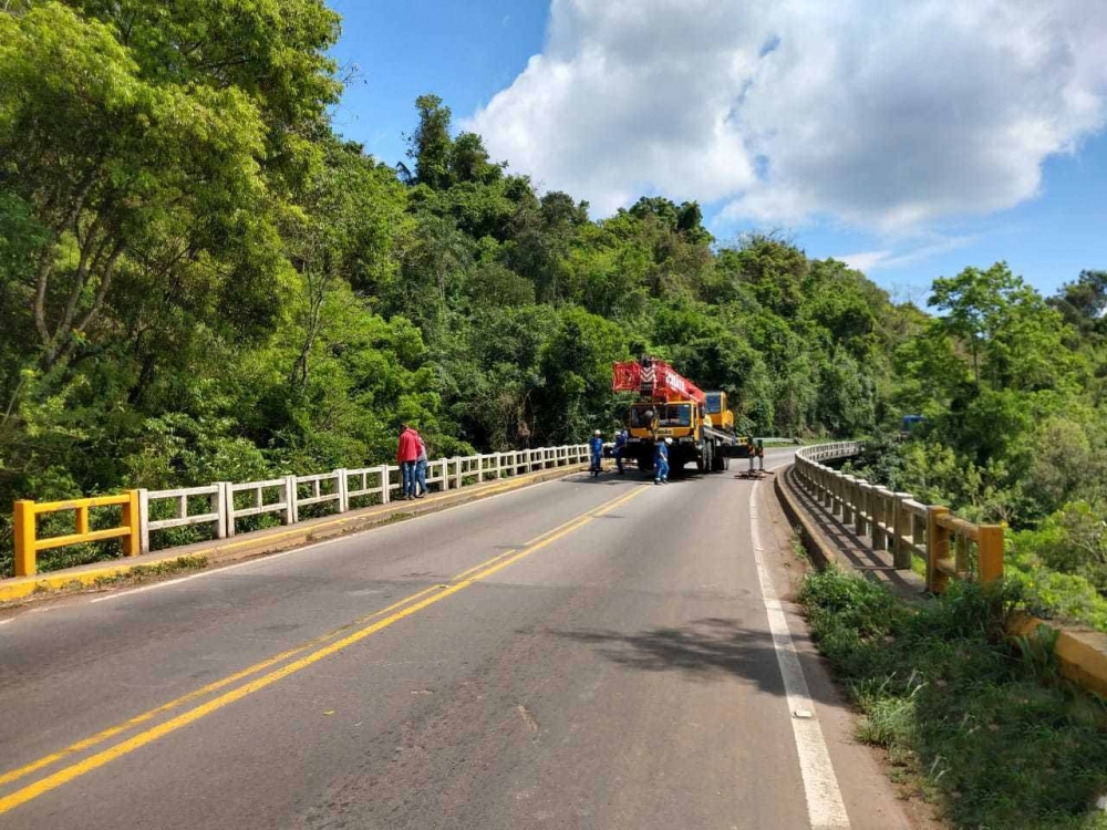 ERS-446 em Carlos Barbosa é totalmente bloqueada para remoção de carreta