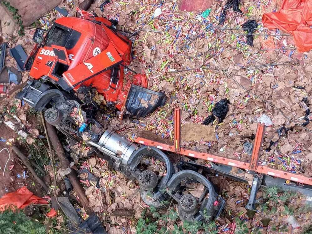 ERS-446 em Carlos Barbosa é totalmente bloqueada para remoção de carreta