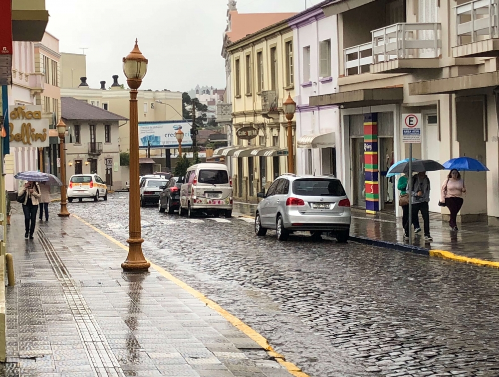 Defesa Civil emite alerta para altos volumes de chuva no RS até quinta-feira