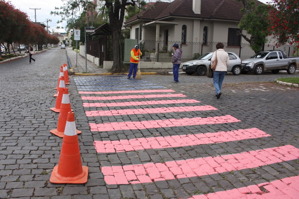 Em Garibaldi, faixas de segurança ganham cores do Outubro Rosa e Novembro Azul