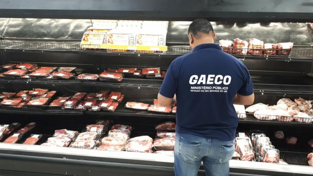 Moscas e falta de higiene interditam açougue do Supermercado Santa Clara em Carlos Barbosa