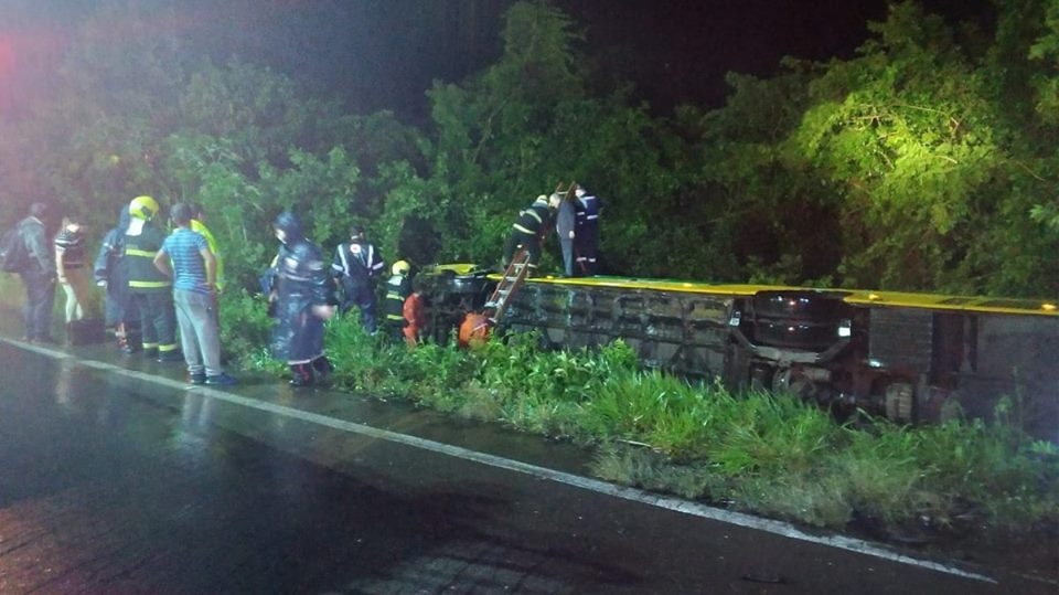 Homem morre em colisão de caminhão e ônibus em São Vendelino