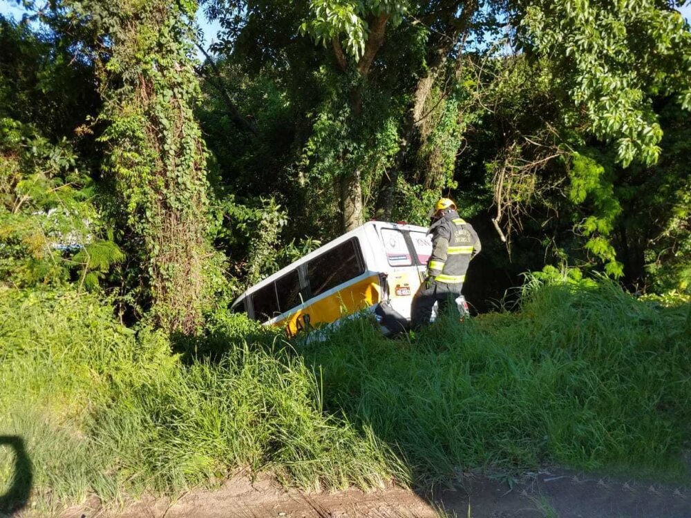 Cinco crianças ficam feridas em acidente com van escolar na BR- 470