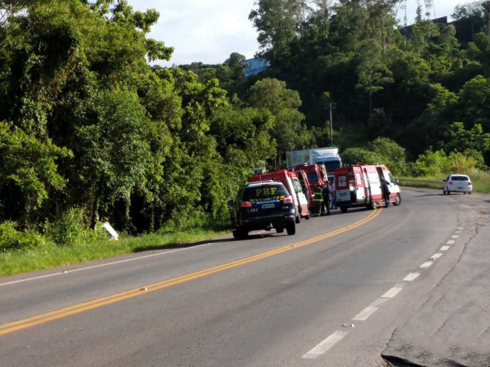 Cinco crianças ficam feridas em acidente com van escolar na BR- 470