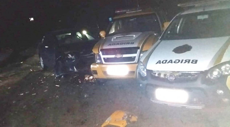 Motorista colide em viaturas da PRE que estavam paradas na ERS-122