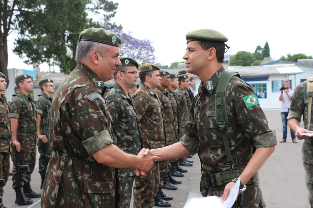 Formatura comemora os 43 anos do 6º Batalhão do Exército em Bento Gonçalves